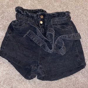 4/$10✨ black high waisted jean shorts with belt